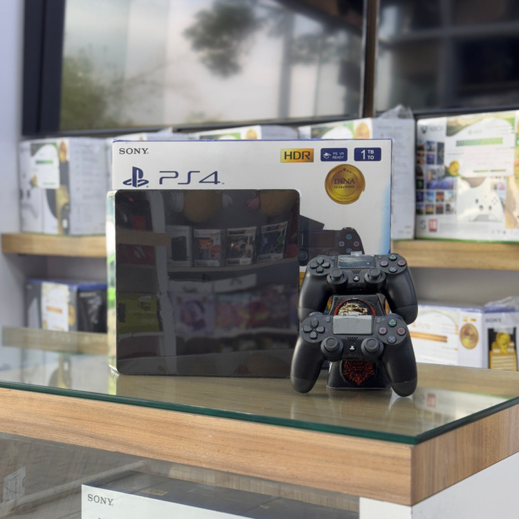تصویر مربوط به ps4 کپی خور دو دسته اصلی میباشد